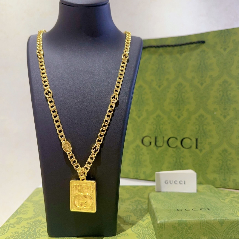 G*u*i necklaces